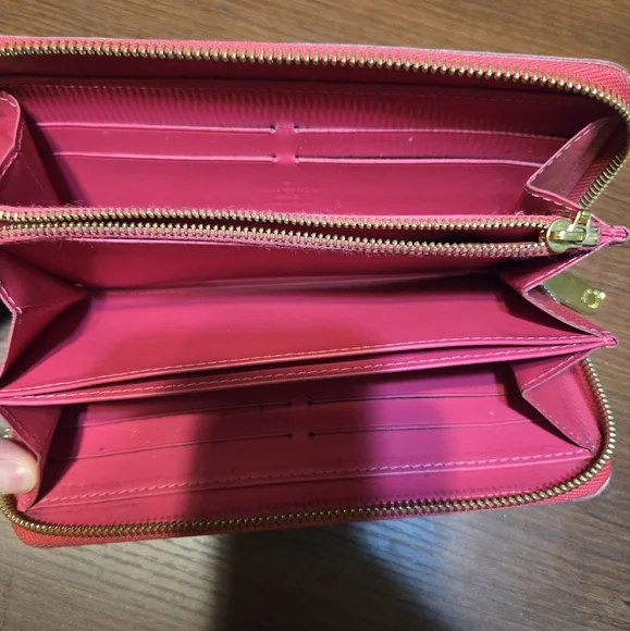 HTF!! Authentic Louis Vuitton pink vernis leather zip wallet in good condition Wallets